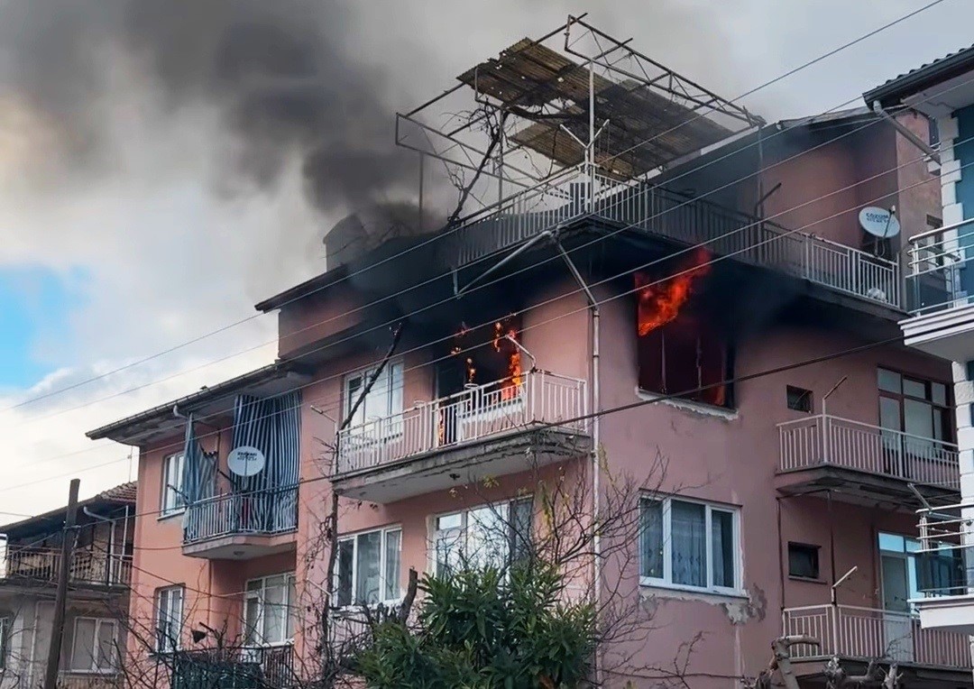 Simav'da korkutan ev yangını