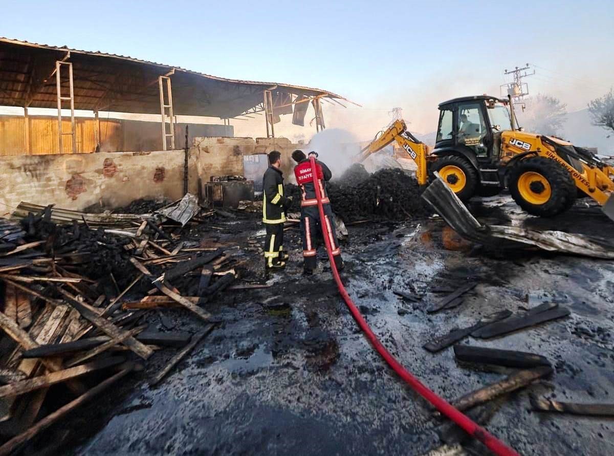 Simavda palet fabrikasında çıkan yangın söndürüldü