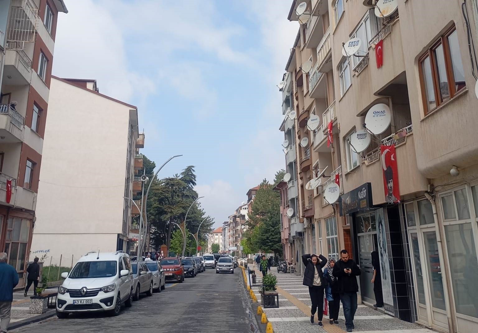 Simav'da peş peşe depremler korkuttu