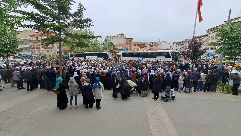 Simavdan 80 hacı adayı dualarla kutsal topraklara uğurlandı