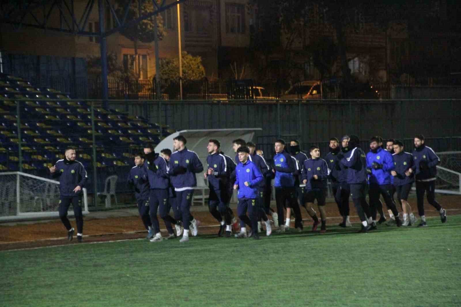 Söğütsporda Teknik Direktör Savaş Akgün ilk antrenmanına çıktı