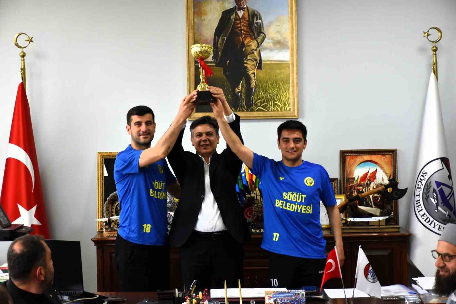 Söğütspordan Başkan Durguta şampiyonluk ziyareti