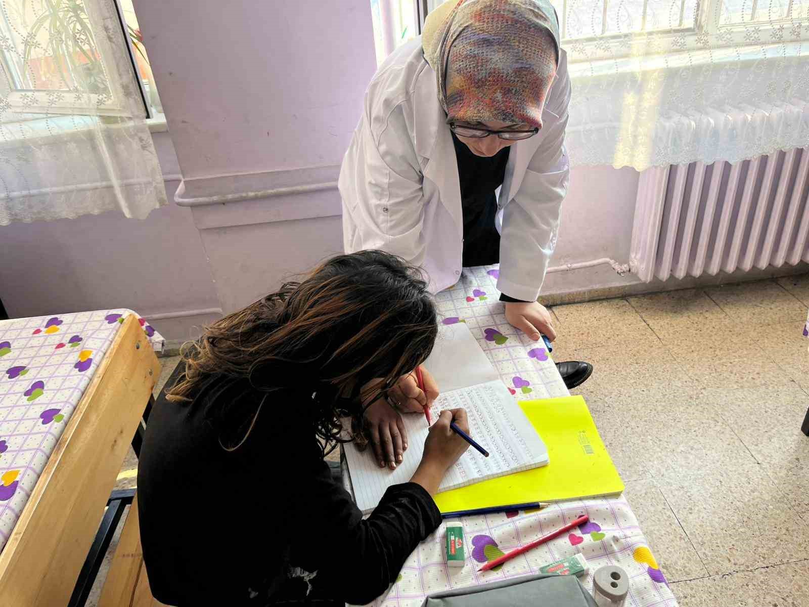 Sokakta dilenen ve okula gitmeyen 176 çocuk eğitime kazandırıldı