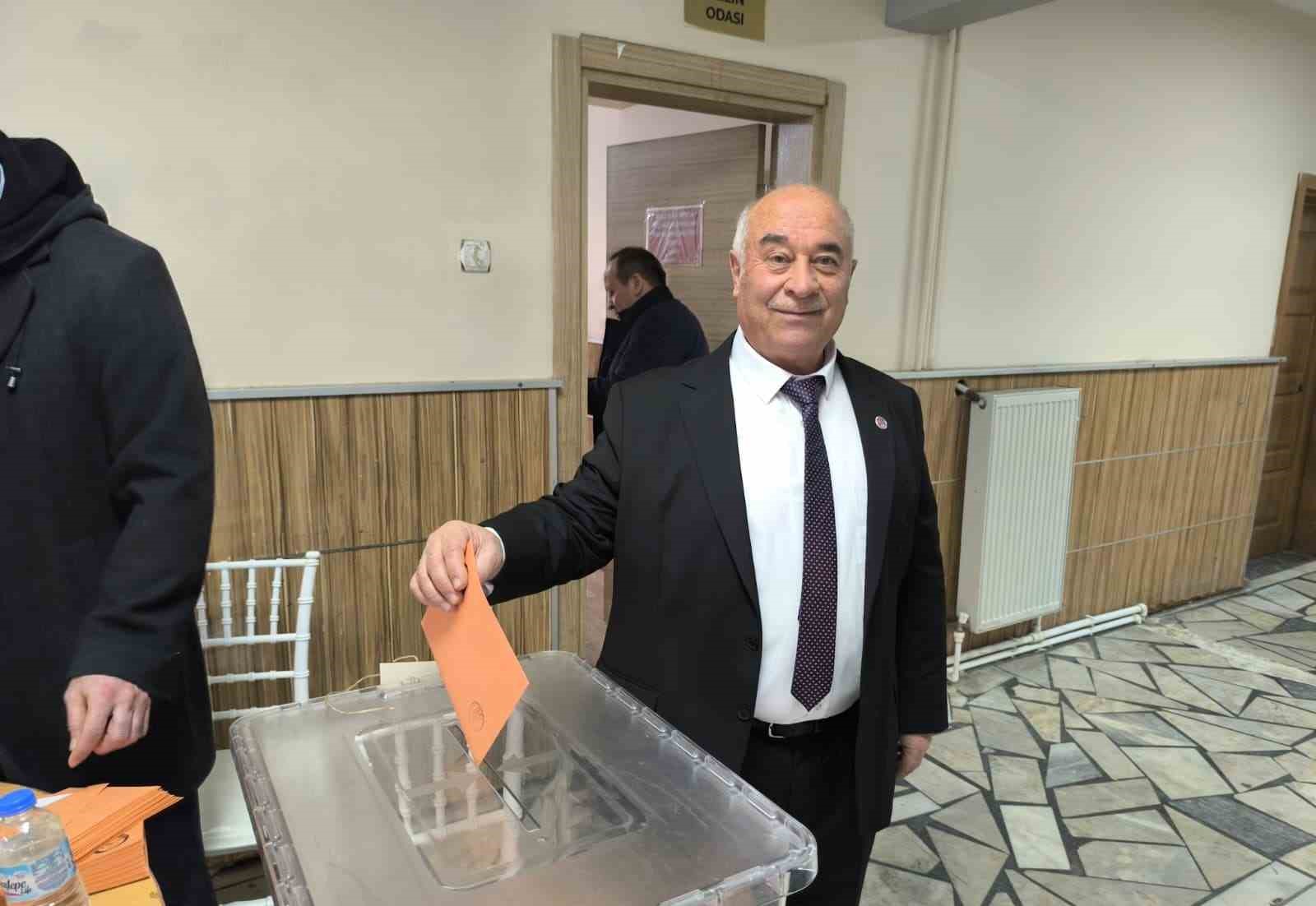 Şuhut'ta şoförler ve otomobilciler esnafı sandık başına gitti