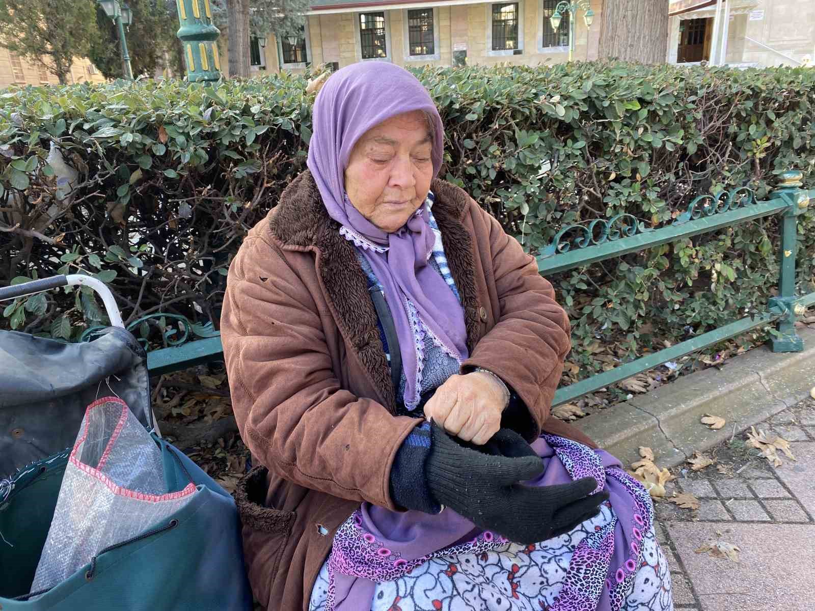 Tam 5 hastalıkla ve 74 yaşında, 9 saat kuş yemi satıp cezaevindeki yakınlarını geçindiriyor