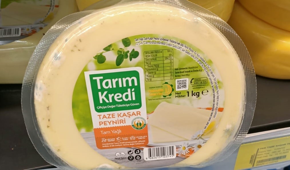 Tarım Kredi Kooperatif marketi reyonunda küflü kaşar peyniri!