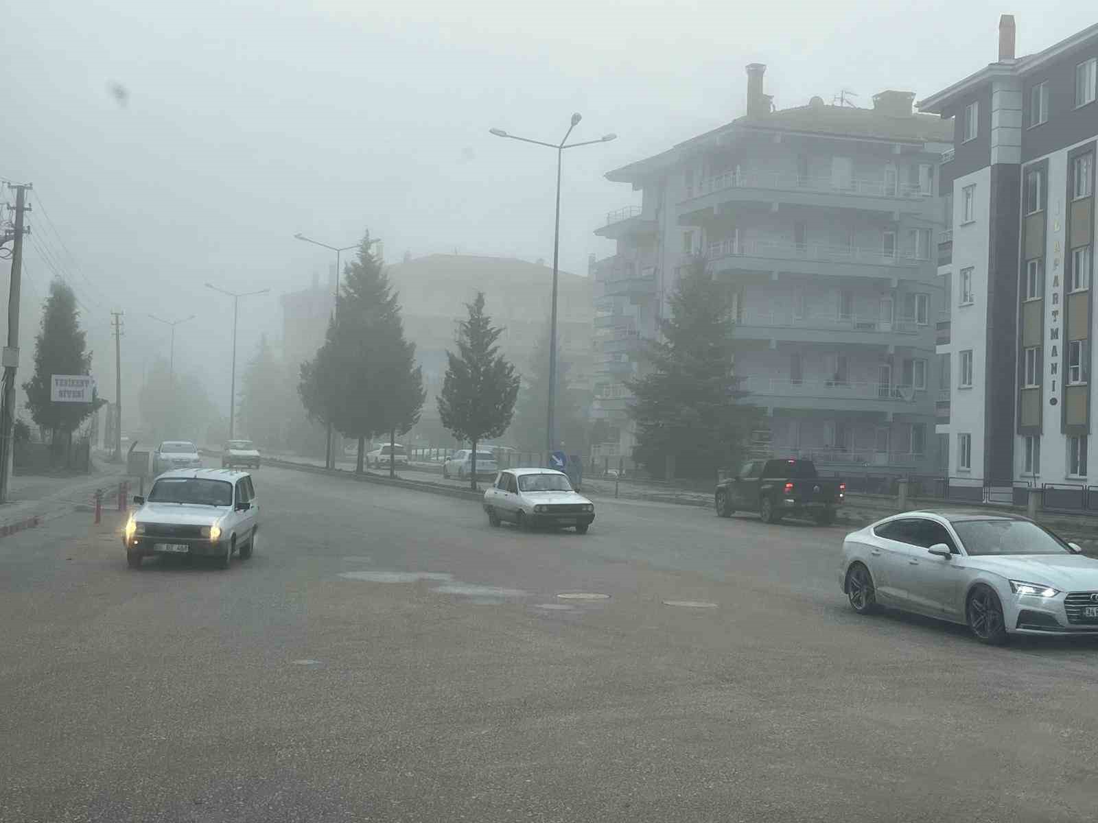 Tavşanlı şehir içerisinde sabah saatlerinde görüş mesafesi 50 metreye düştü