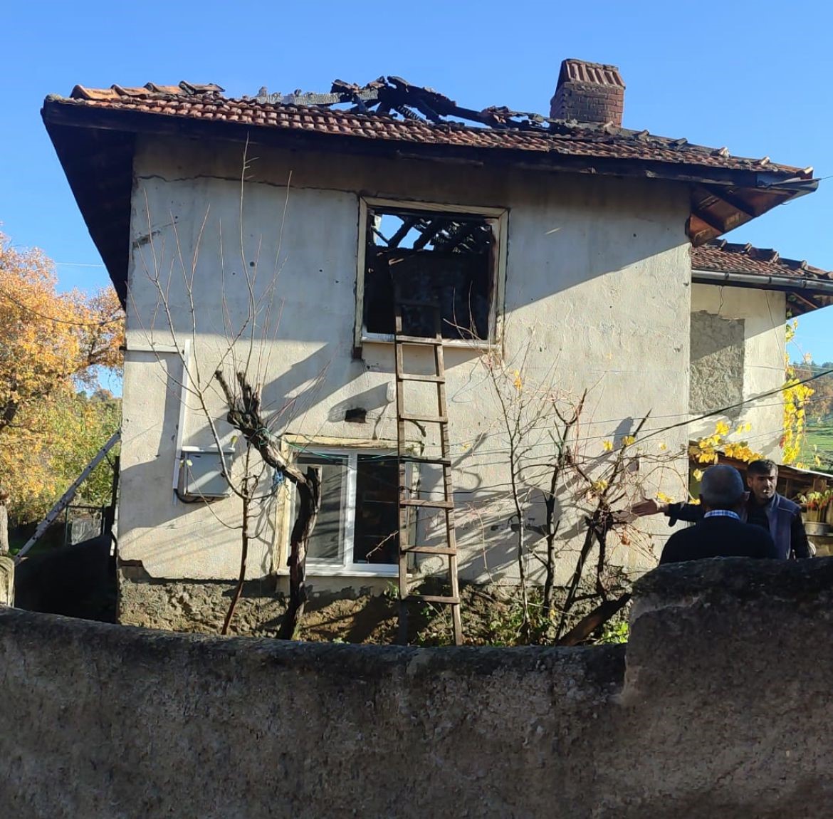 Tavşanlıda 2 katlı ahşap ev yandı