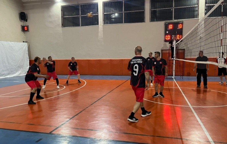 Tavşanlıda eğitimciler voleybol turnuvası ile ter döküyor