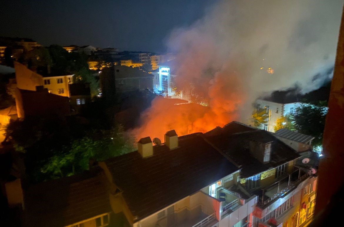 Tavşanlıda kuaför dükkanında yangın