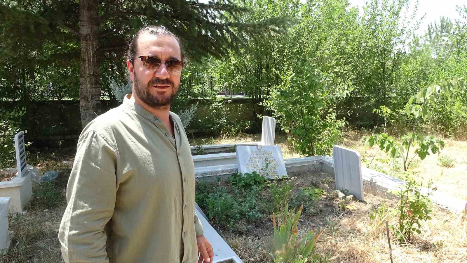 Tavşanlıda mezarlık içinde kendisini sevdiren karga şaşırttı