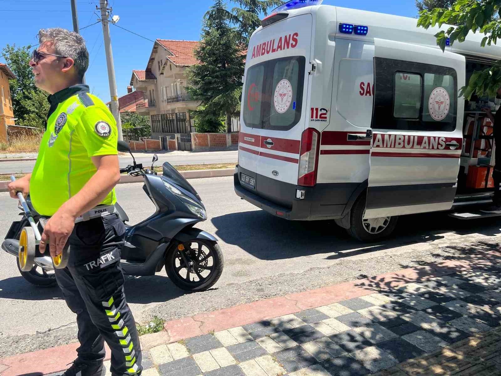 Tavşanlıda motosiklet ile bisiklet çarpıştı: 3 yaralı