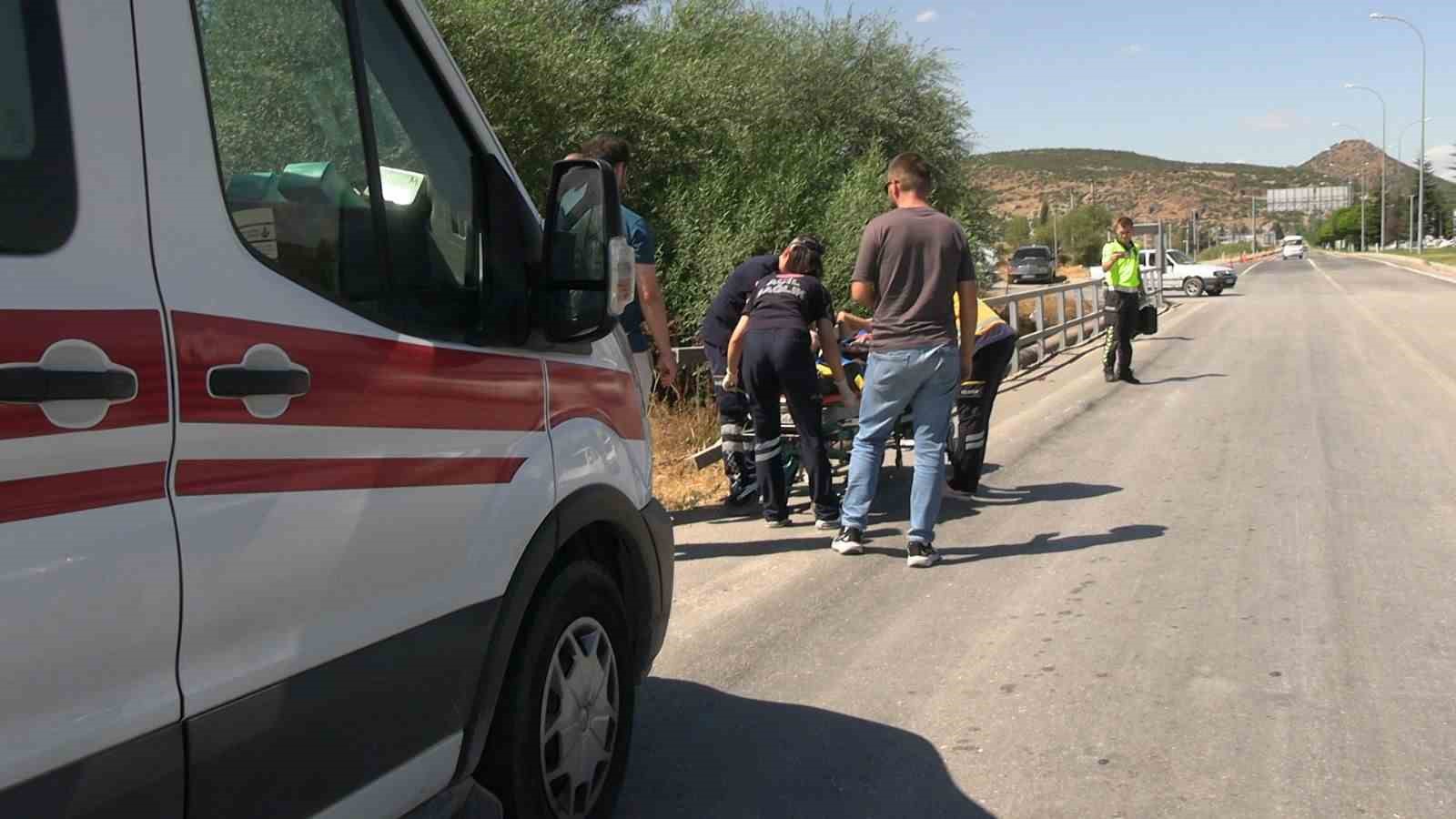 Tavşanlıda motosiklet kazası, sürücü kask sayesinde ölümden öndü