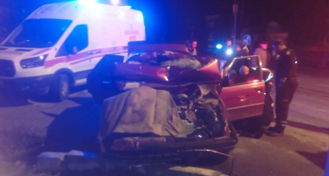 Tavşanlıda otomobil ile kamyon çarpıştı: 1 yaralı