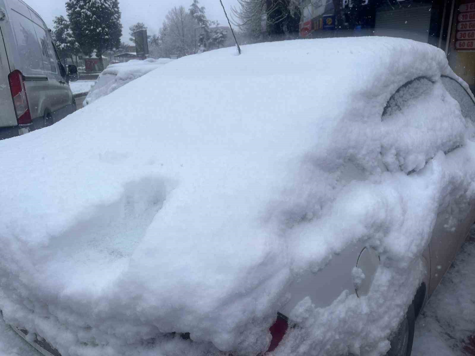 Tavşanlıda şehir içi ve yüksek kesimler beyaza büründü