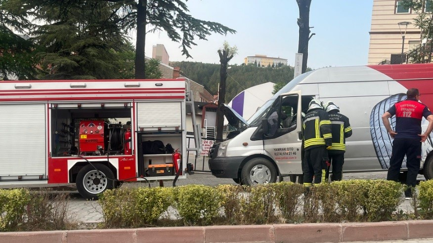 Seyir halindeki minibüs alev aldı