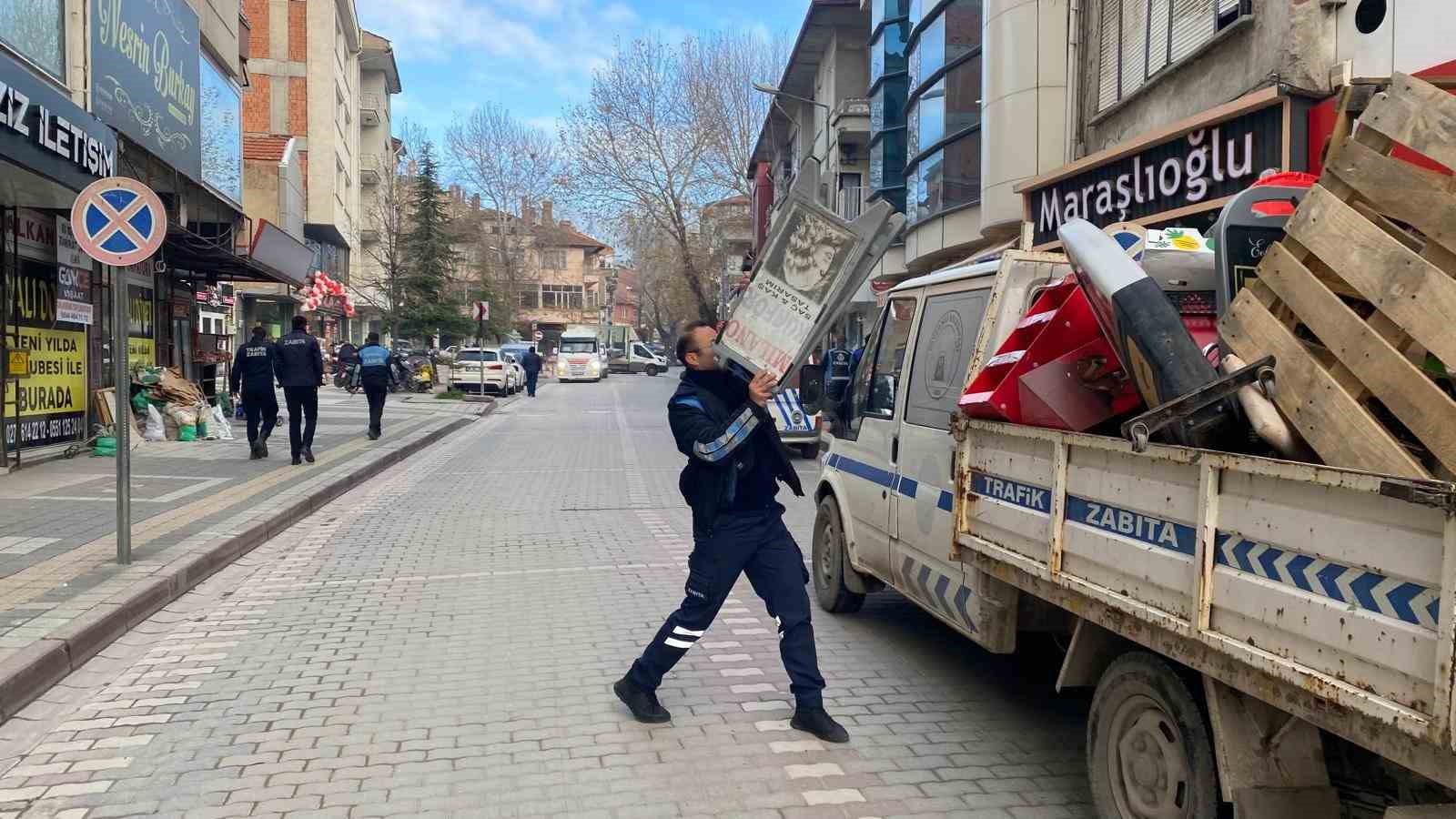 Tavşanlıda yaya yolunu işgal eden duba ve reklam panoları toplanıyor