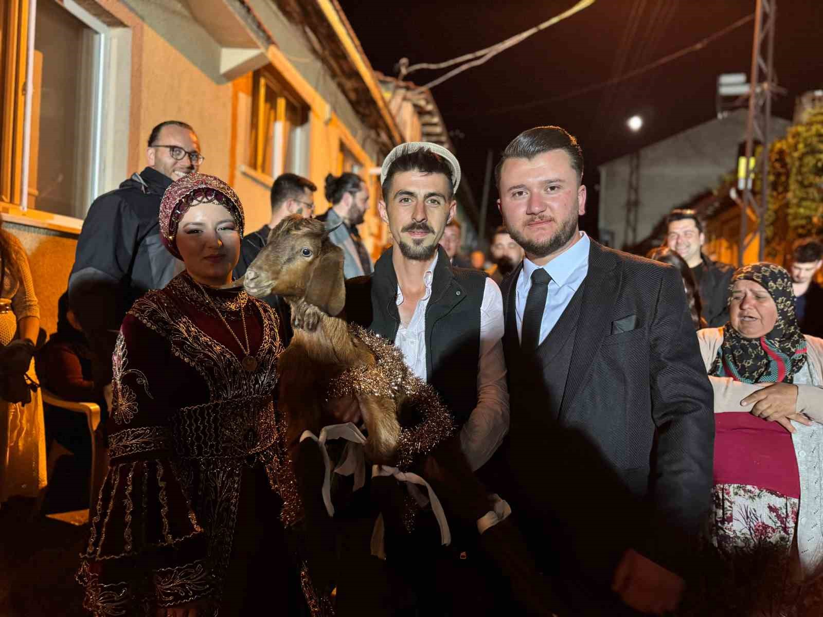 Tavuk almaya giden geline oğlak verdiler, gelin şaşkınlığını gizleyemedi