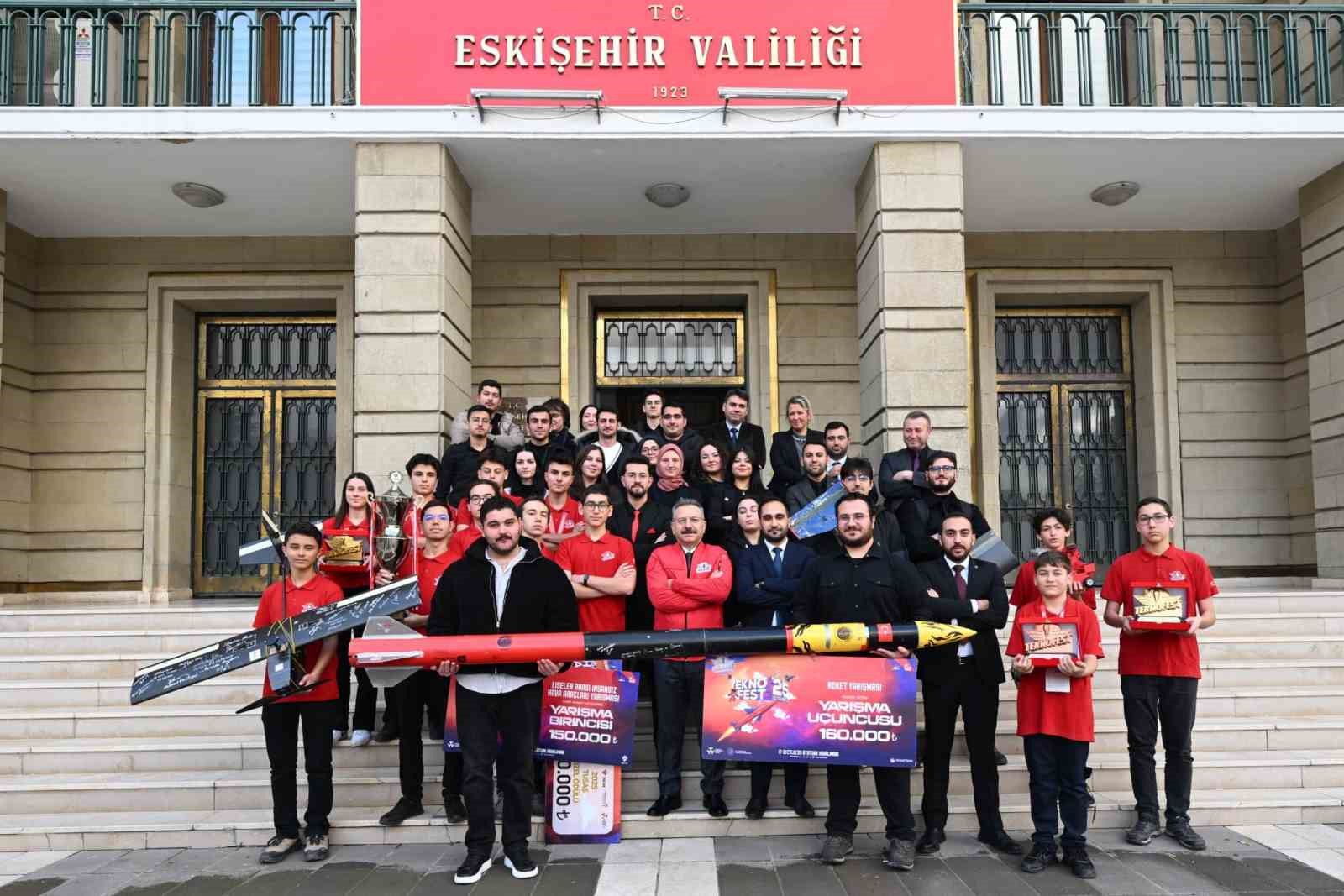 TEKNOFESTte derece elde eden öğrenciler Vali Aksoyu ziyaret etti