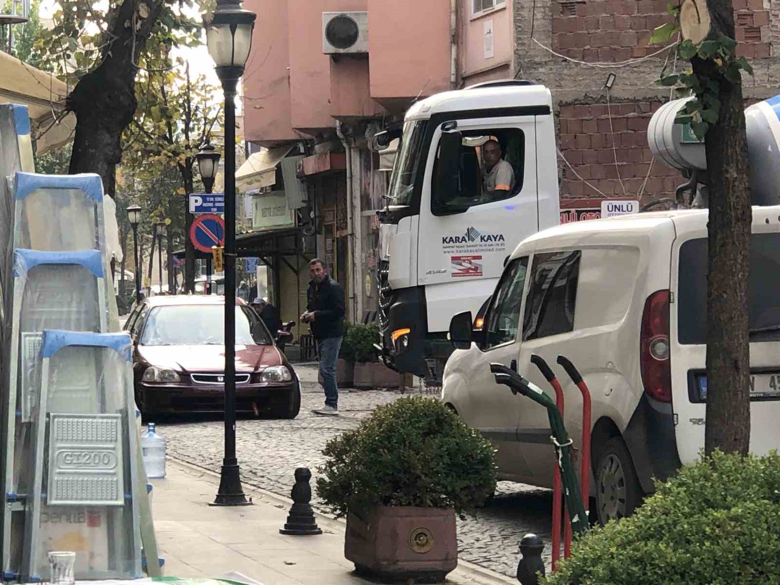 Ters yönden gelen plakasız otomobil ambulansın ilerlemesini engelledi