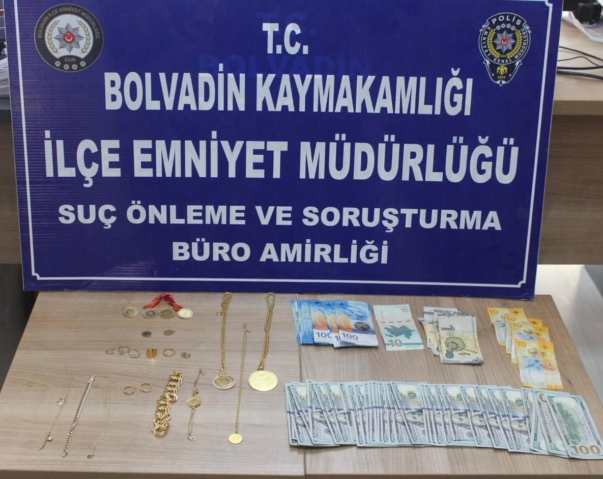 Ticari taksiyle geldikleri ilçede 2 milyon TLlik dolandırıcılık yaptılar