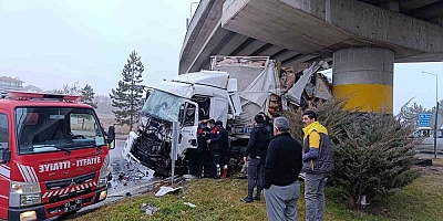 Tırın köprü kolonuna ve otomobile çarptığı kazada faciadan dönüldü
