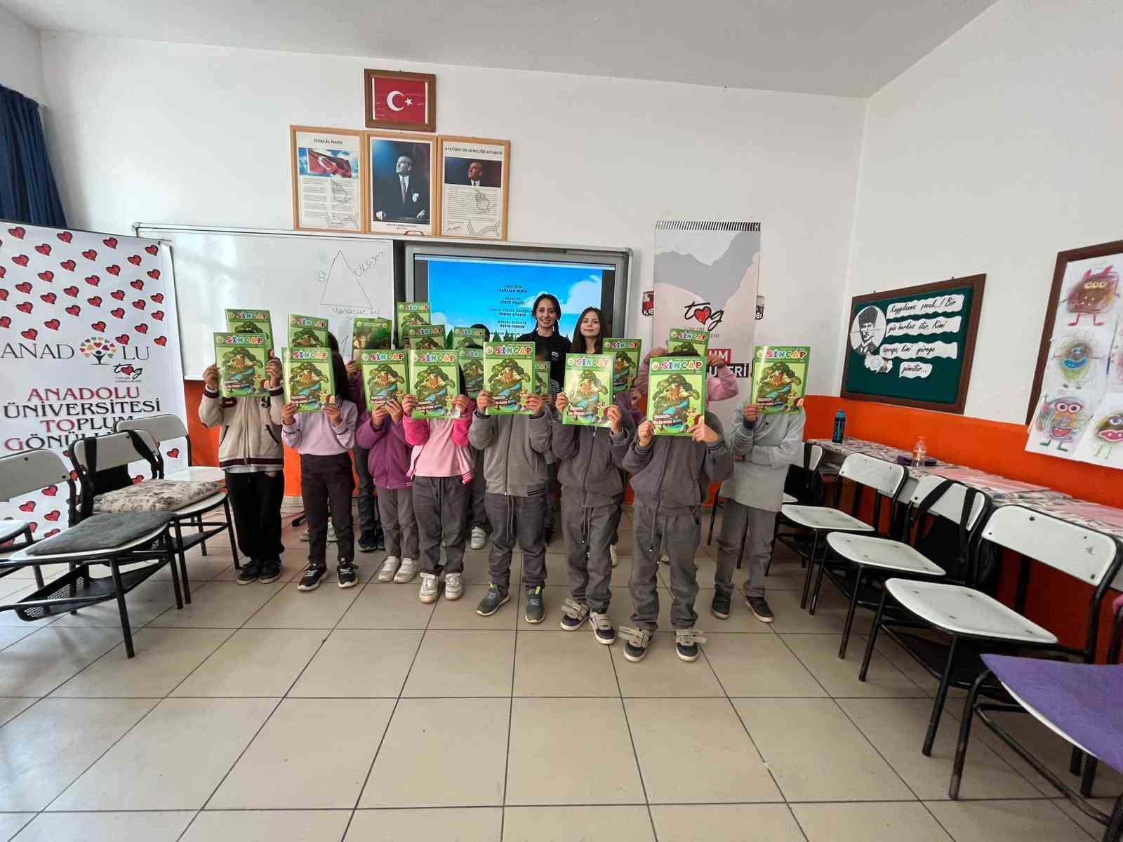 Toplum gönüllülerinden köy okuluna anlamlı ziyaret