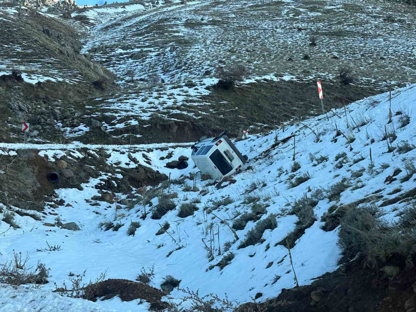Uçuruma yuvarlanan araçta 2 kişi ölümden döndü