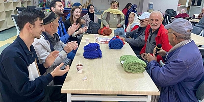 Üniversite öğrencilerinden huzurevine ziyaret