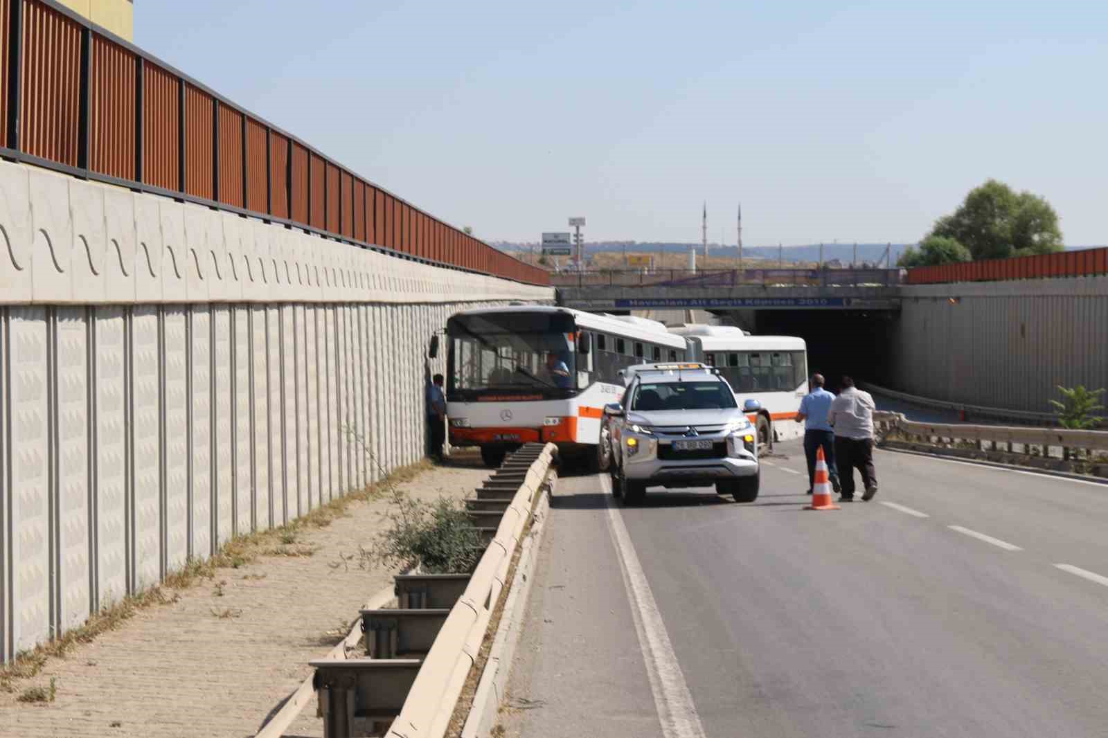 Belediye otobüsü bariyerlere çıktı, facia kıl payı ile atlatıldı