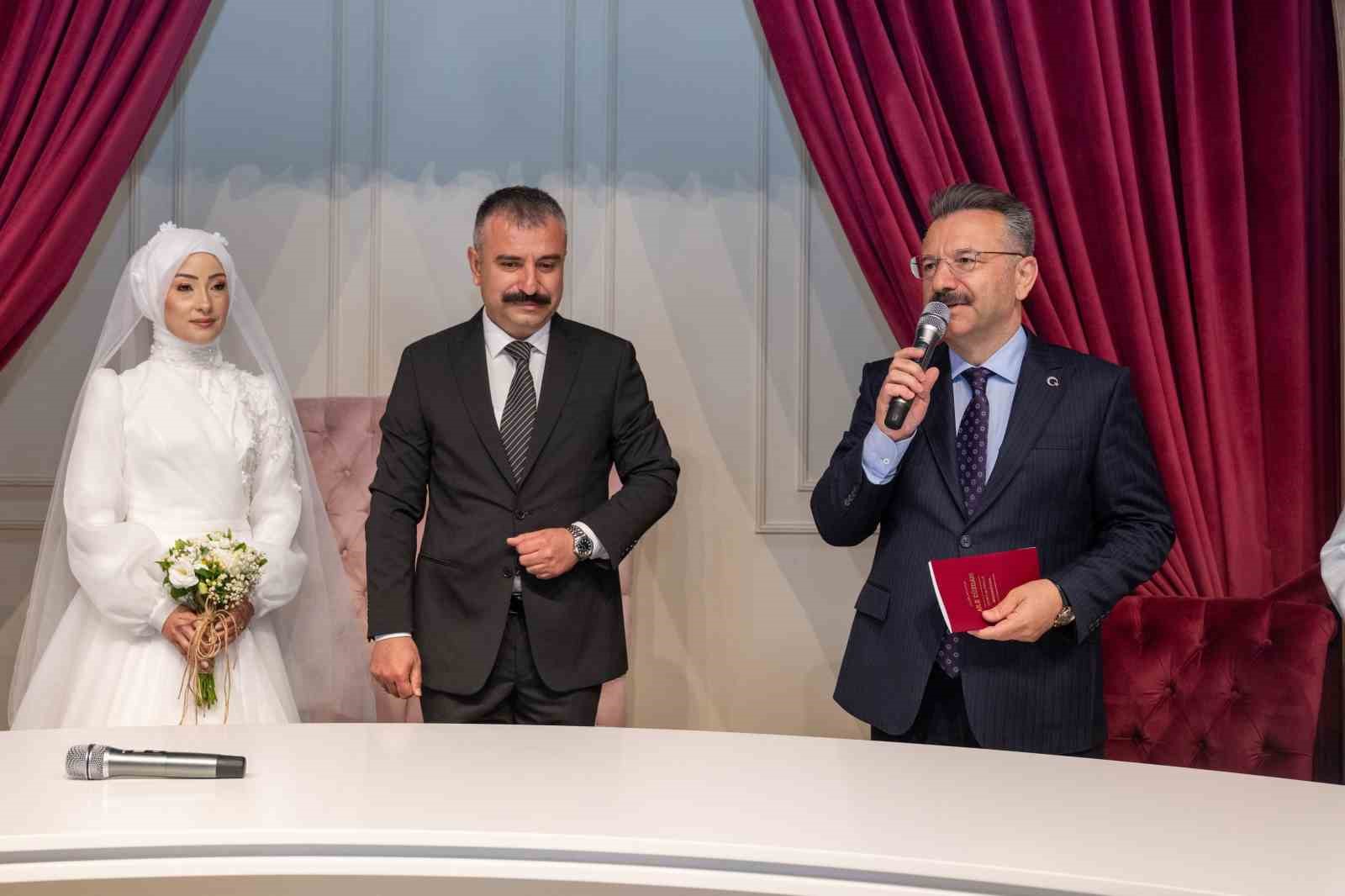 Vali Aksoy, Aile ve Sosyal Hizmetler İl Müdürü Bayrak'ın nikah şahidi oldu