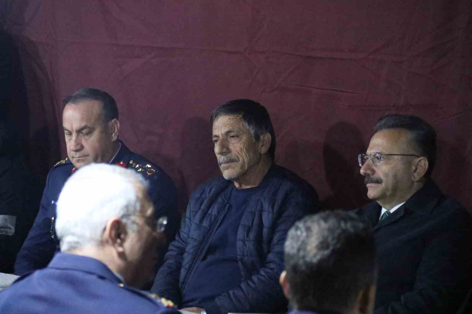 Vali Aksoy, şehit Üsteğmen Emre Mercanın baba ocağını ziyaret etti