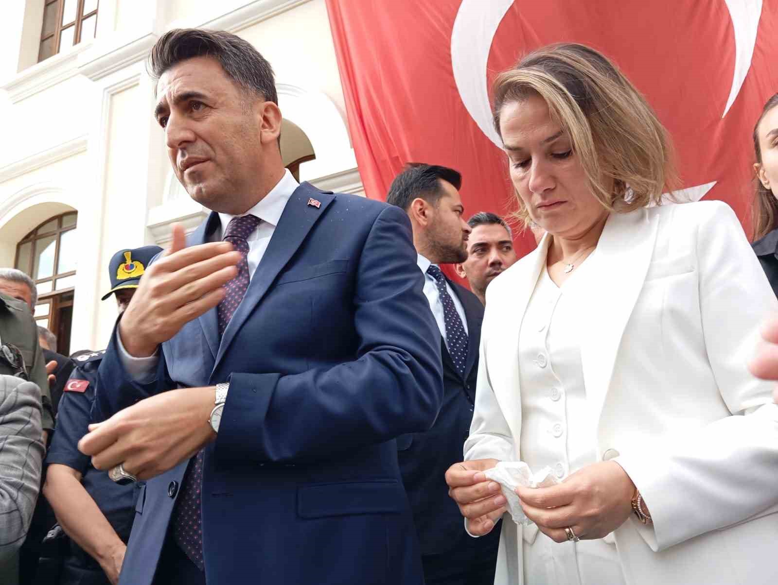 Vali Aygöl gözyaşlarıyla uğurlandı