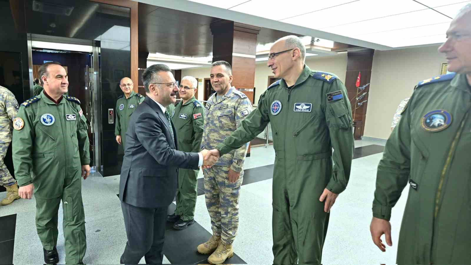 Vali Hüseyin Aksoydan Muharip Hava Kuvveti Komutanlığına veda ziyareti