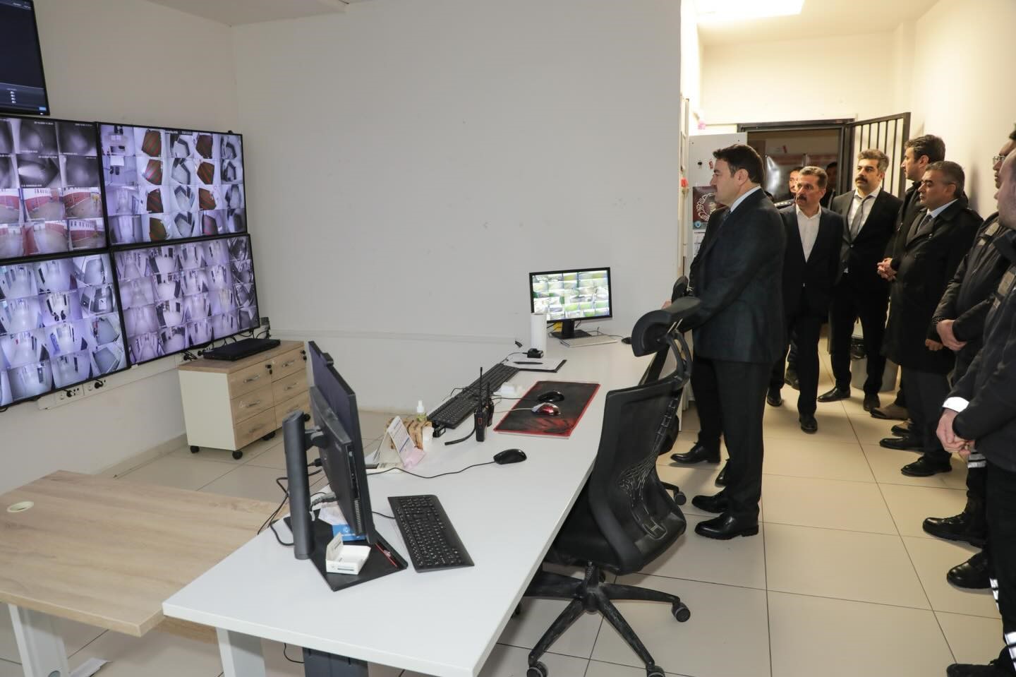 Vali Işından İl Göç İdaresi Müdürlüğü Geri Gönderme Merkezinde denetim