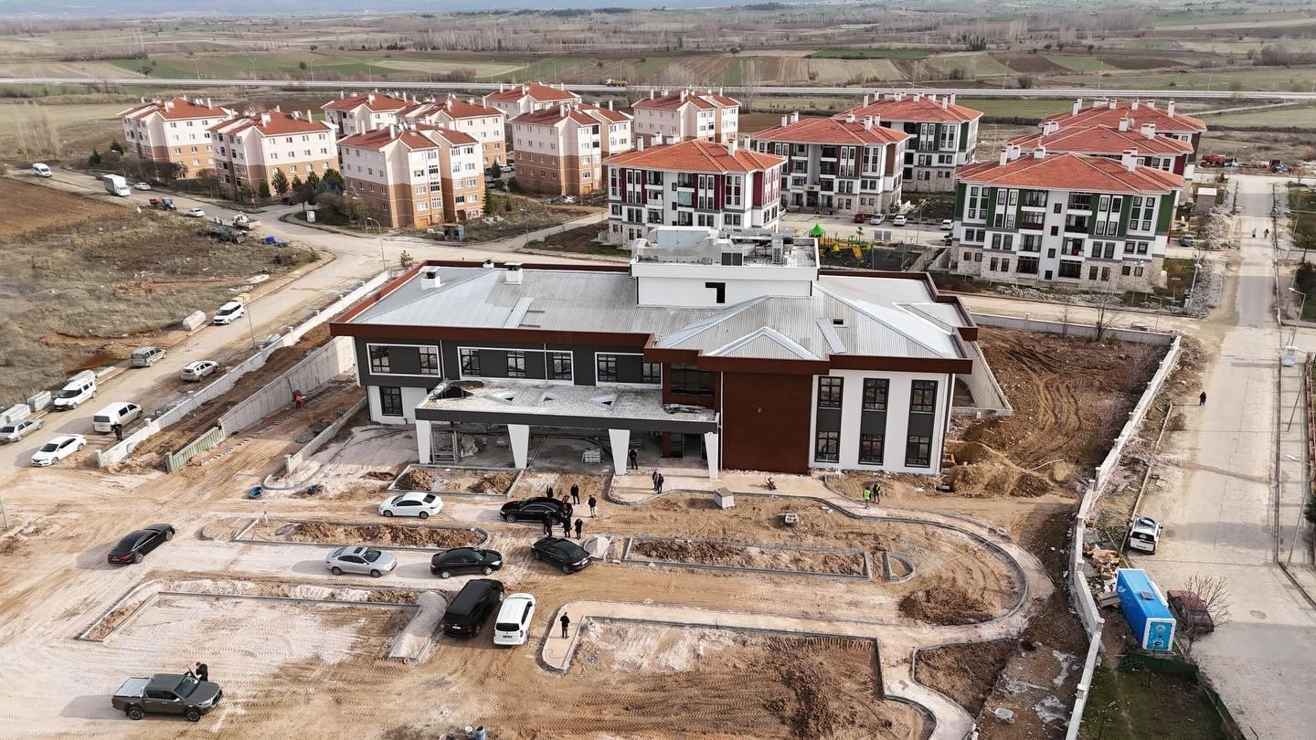 Vali Musa Işın, Çavdarhisar Devlet Hastanesi inşaatında incelemelerde bulundu