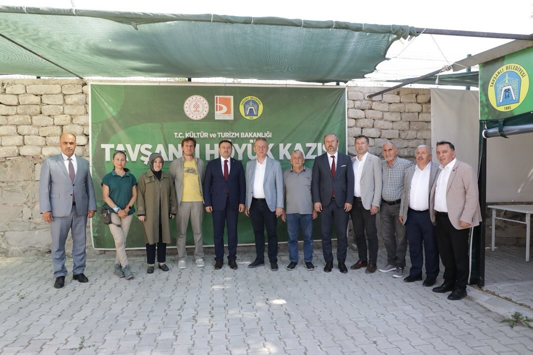 Vali Musa Işın, Tavşanlı Höyük Kazı Evini ziyaret ederek incelemelerde bulundu