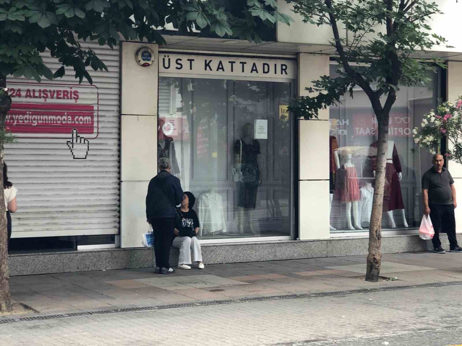 Vatandaşlar yağmurdan kaçmak için saçakların altına sığındı