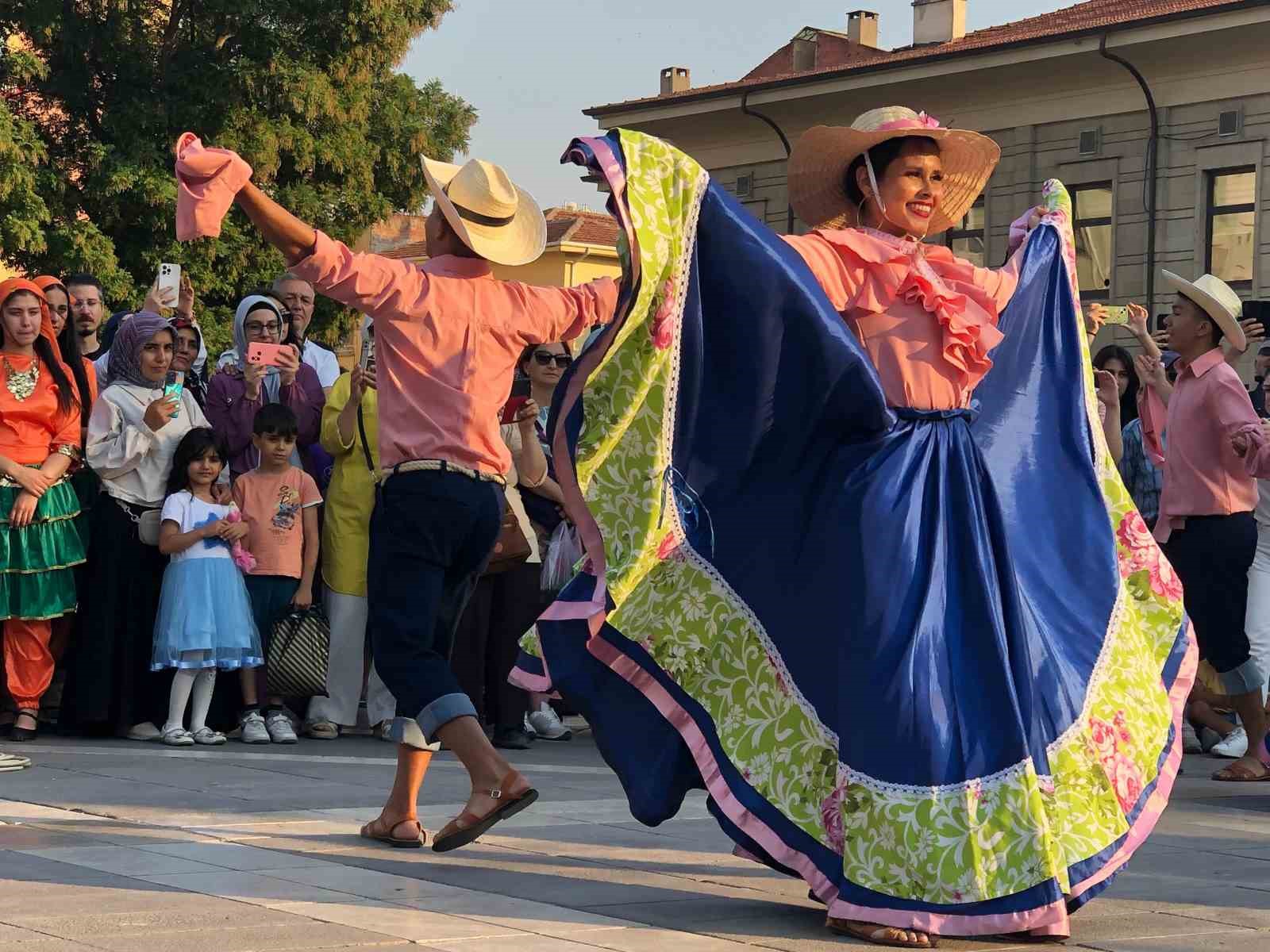 Vilayet Meydanında 6 farklı ülkeden görsel şölen