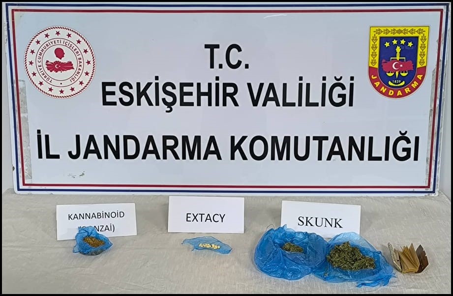 Yanlarında uyuşturucu bulunduran 2 şahsı şüpheli hareketleri ele verdi