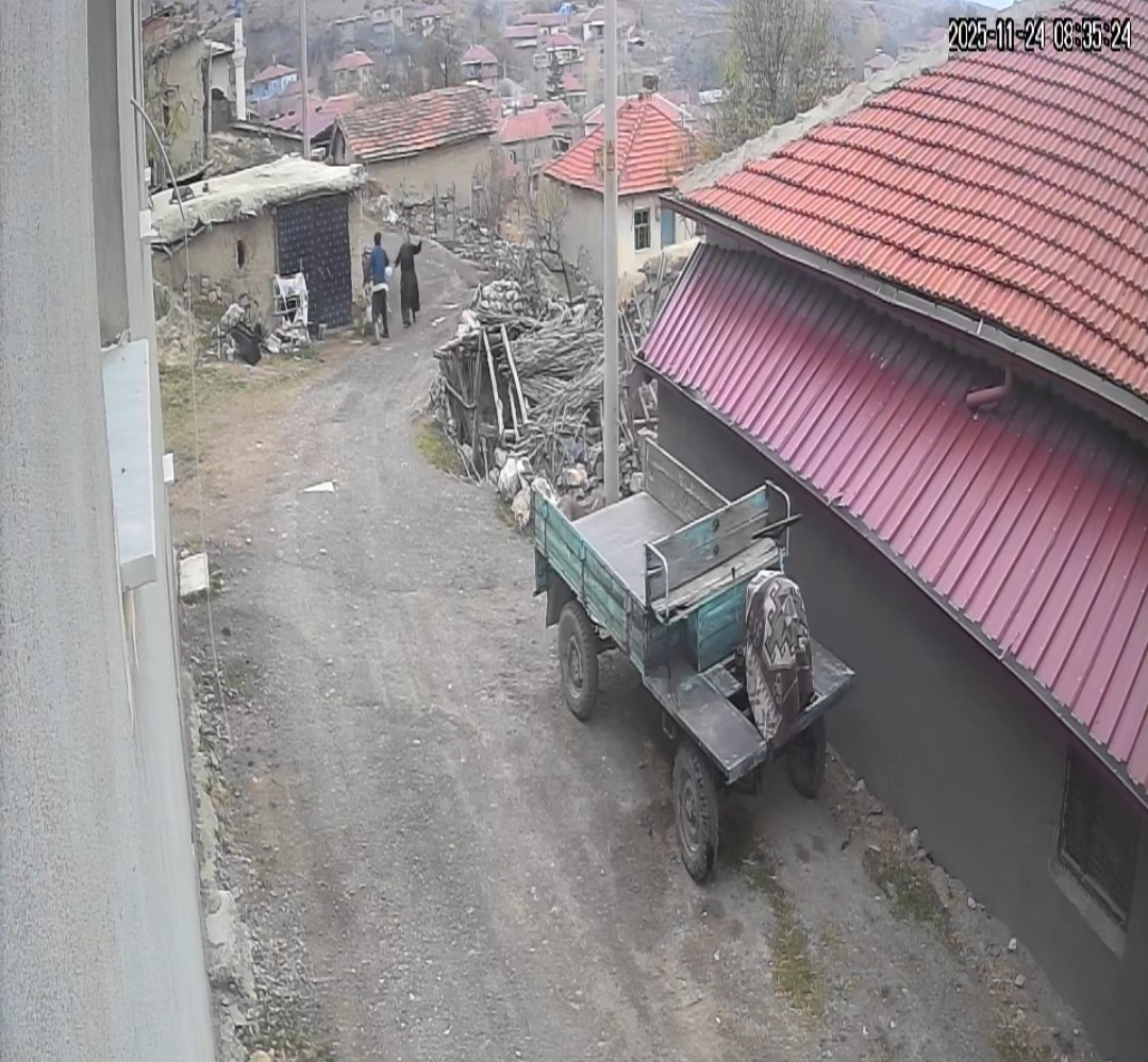 Yerde yatan karısının kafasına tekme attı