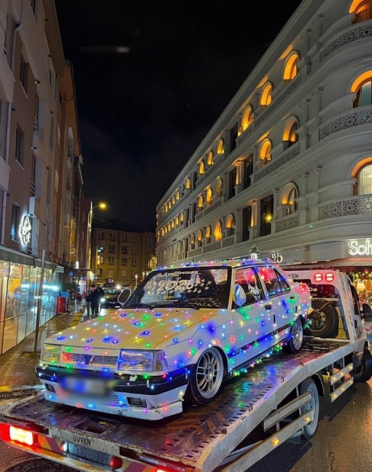Yılın son günü arabasını ışıklarla kapladı