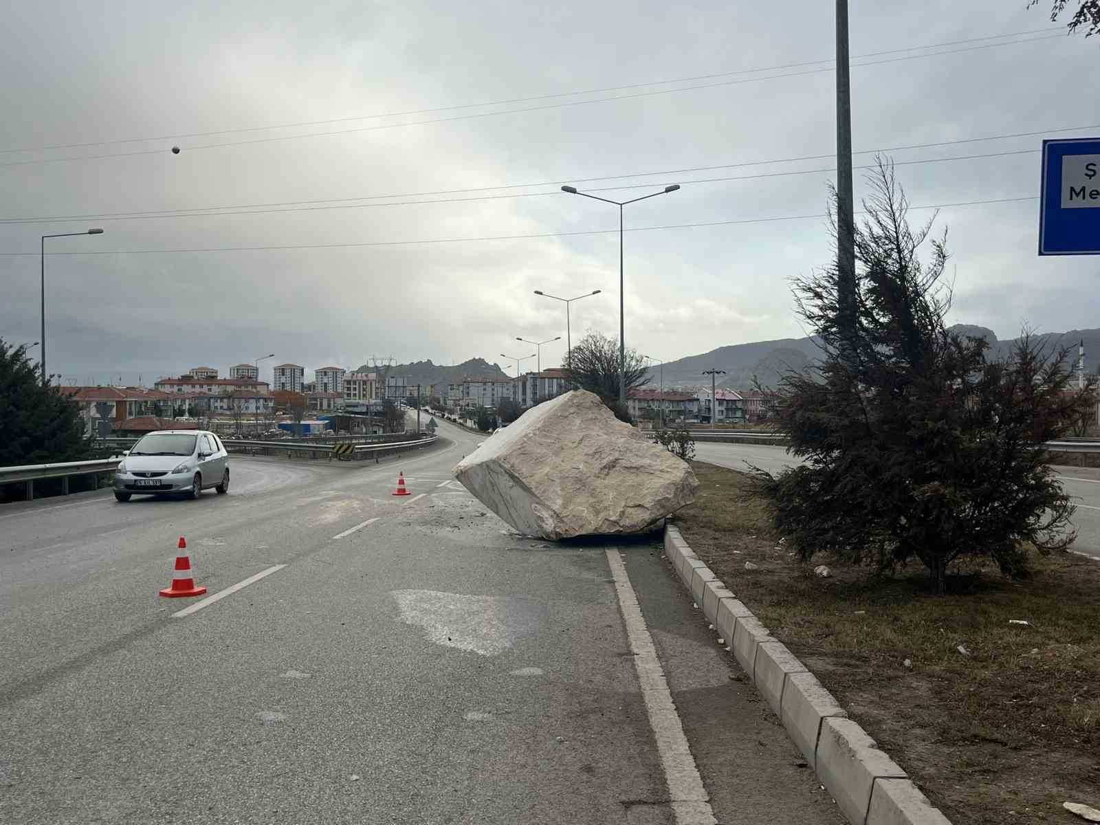 Yola düşen tonlarca mermer blok sürücülere zor anlar yaşattı