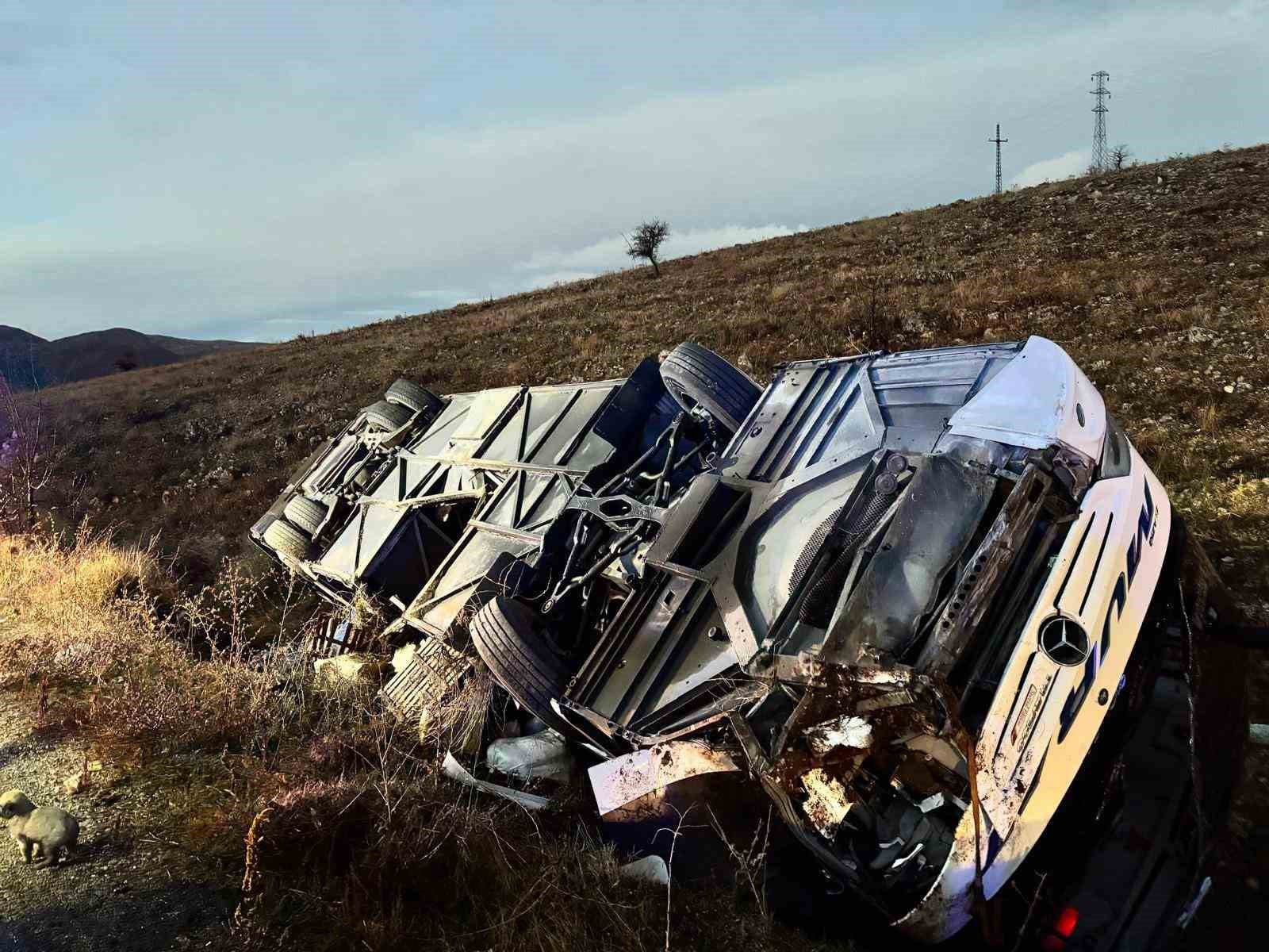 Yolcu otobüsü devrildi: 2 ölü, 21 yaralı