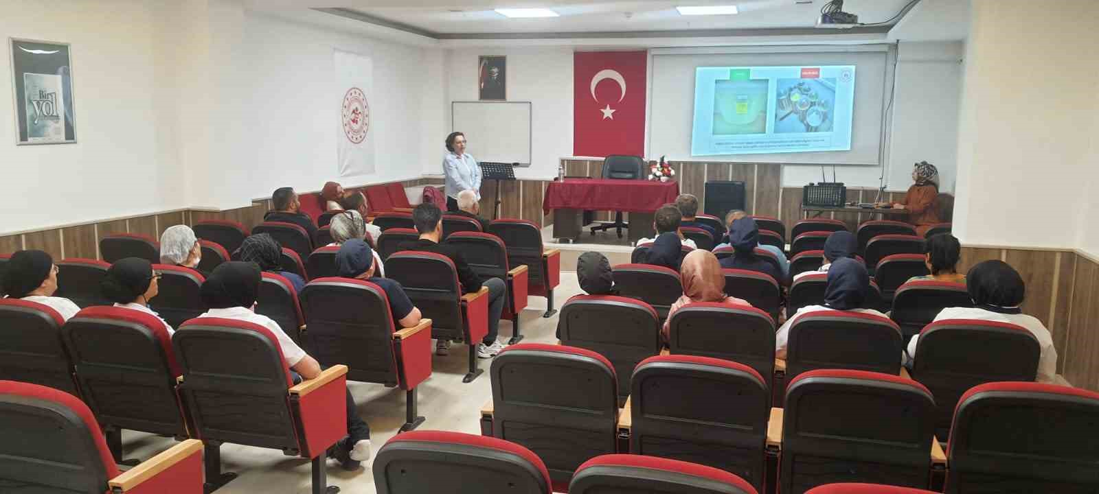Yurt çalışanlarına hijyen eğitimi verildi