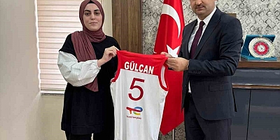 Yurtlig çekilişinden forma kazanana öğrenciye hediyesi verildi
