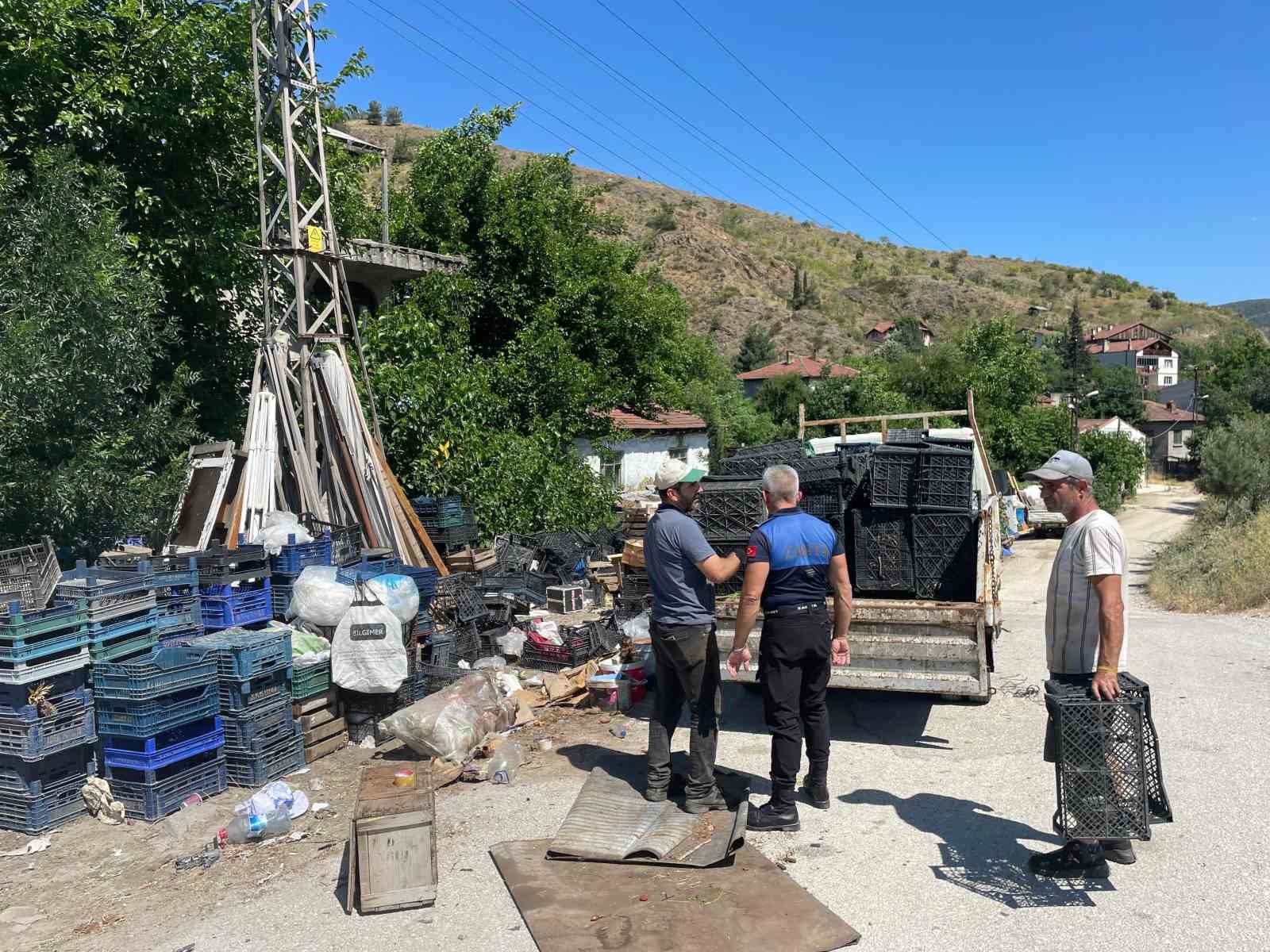 Zabıta çevreye hurda ve mobilya eşyası atan kişiyi suçüstü yakaladı