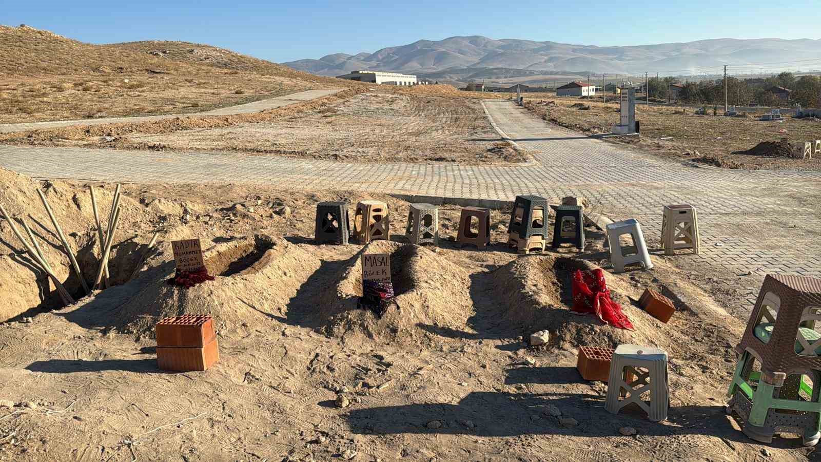 Zehirlenerek ölen anne ve 2 çocuğunun mezarları yürekleri sızlattı