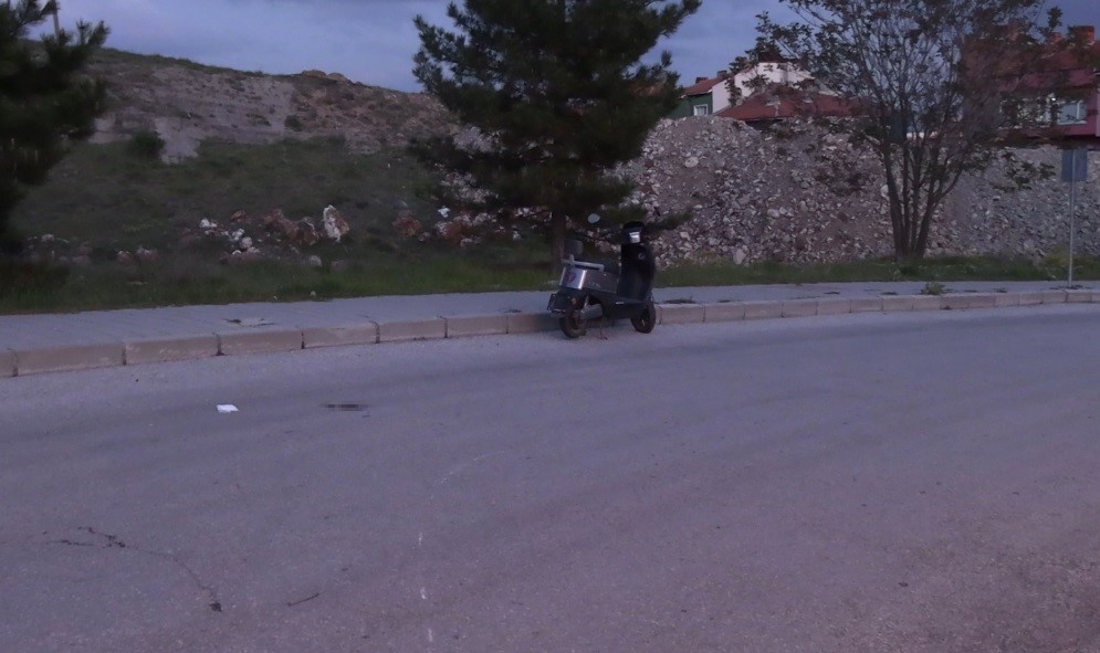 Tavşanlıda elektrikli motosiklet devrildi: 1 yaralı