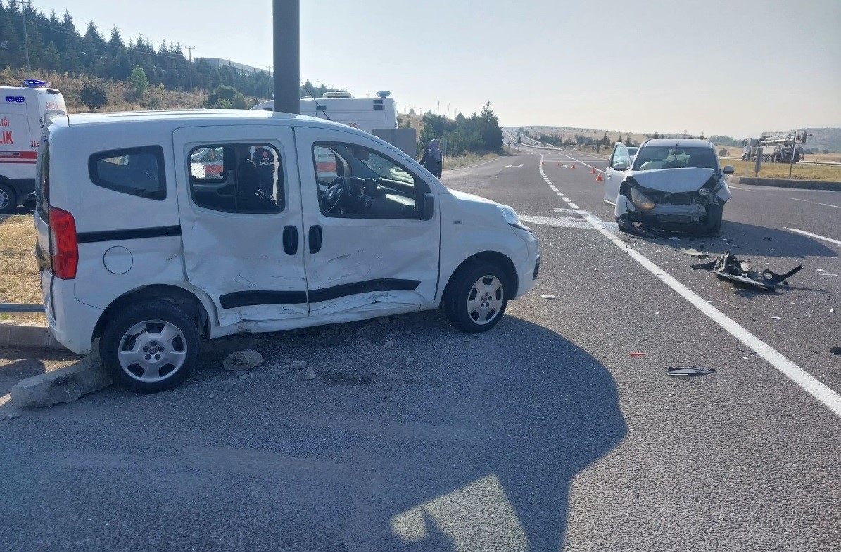 Tavşanlıda hafif ticari araçlar çarpıştı: 4 yaralı